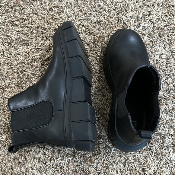 BP. Niya Lug Sole Chelsea Boot in Black - Picture 7 of 8